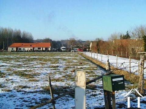 De dorpsweg naar het kavel en de dichtstbijzijnde buren