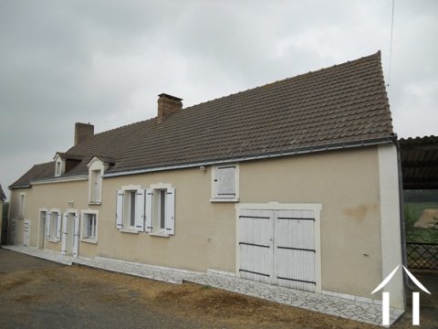 Bewoonbare boerderij met 9 ha. grond en ruime bijgebouwen