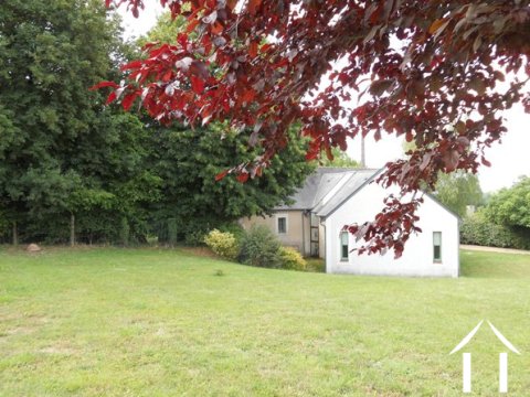 Zicht vanaf de entree (elektrische hekken). Het huis ligt van de weg af (stil boerenweggetje).
