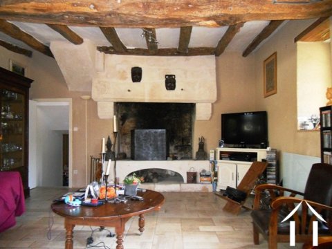 De grote authentieke open haard. Achter de deur links is de studeerkamer/bibiliotheek.