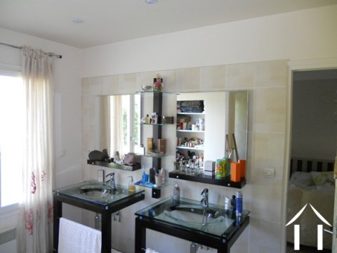 Om een idee te geven van de moderne stijl: dit is de badkamer beneden; niet zichtbaar is de grote inloopdouche en aparte garderobe. 
