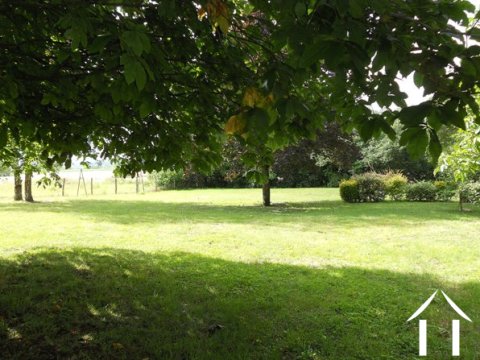 De tuin bestaat voornamelijk uit gras en heeft overal hoge bomen. Het geheel is omheind met hekken, bomen en heggen zodat het veilig is voor kinderen en honden.
