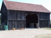 Het stallenblok is al uitgerust voor de huisvesting van 3 paarden. Het  is onlangs opgeknapt en heeft een nieuw dak.