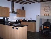 De zeer goed uitgeruste keuken en eetgedeelte  in het midden  van het huis.
