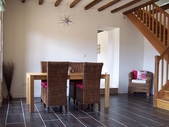 Het eetgedeelte met eikenhouten trap naar boven naar de ruime gang/mezzanine, drie slaapkamers en een badkamer.