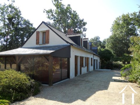 Het huis heeft een klassieke uitstraling met ardoise leistenen dak en dakkapellen. Het heeft moderne hardhouten kozijnen en dubbele beglazing door het hele pand. De renovatie is uitgevoerd met het idee de linkerzijde van het huis te kunnen afsplitsen en als gastenverblijf met aparte entree en terrassen met zicht op de tuin te kunnen gebruiken.
