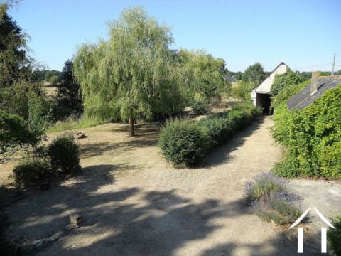 Uitzicht op de tuin vanuit een van de tweepersoonsslaapkamers. 