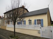 Although fronting out on the road, this is a residential side street that leads straight down into the town centre with its many shops, restaurants and bars. It is also within walking distance of one of the best known châteaux located on the River Loir.