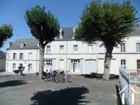 Mooi gepresenteerd huis met zicht op het dorpsplein