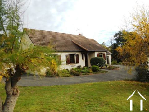 Bungalow in een buitenwijk van een marktplaats