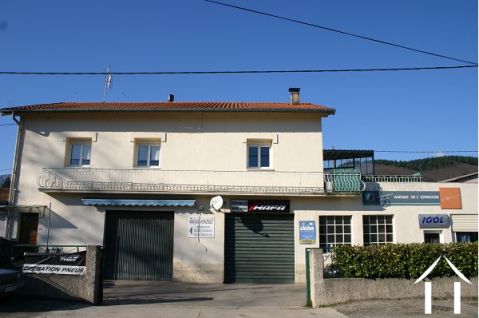 Huis met binnenplaats en 2 garages