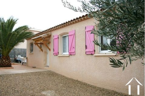 Bungalow met zwembad in een dorp