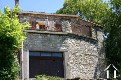 Stenen huis op vredige locatie