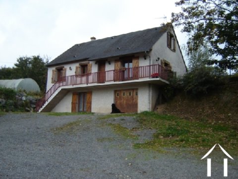 Modern huis + bijgebouwen