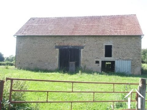 Oud huis, schuur en grond