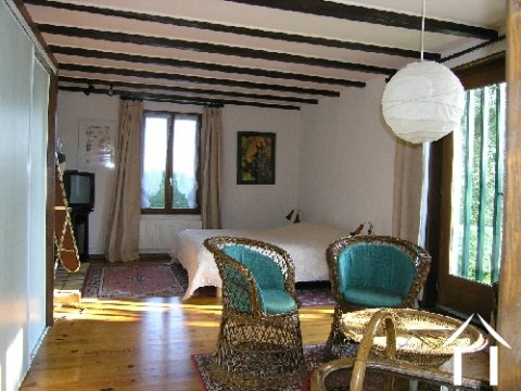 een slaapkamer met eigen badkamer