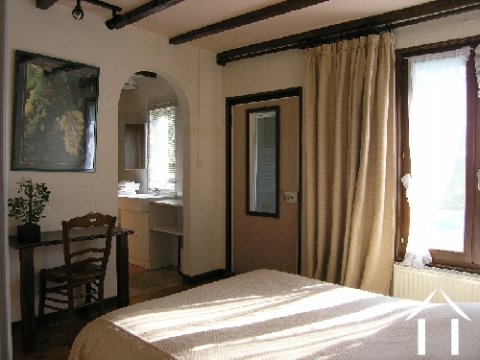slaapkamer met ingang van buiten en badkamer