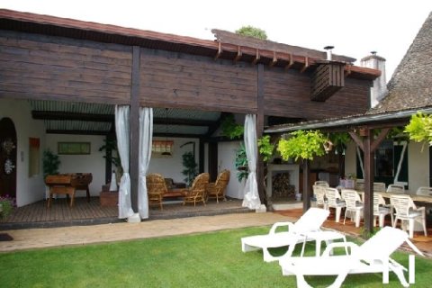 open terras zicht vanuit tuin