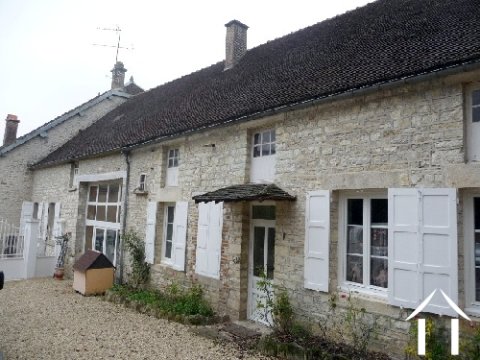 Natuurstenen huis met stallen 