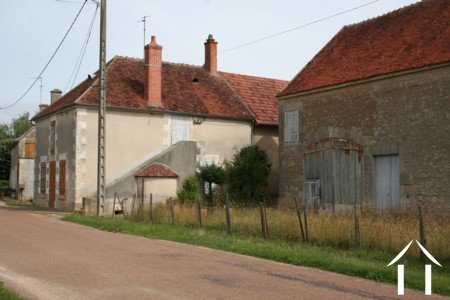 Te renoveren halfvrijstaande cottage en schuur in gehucht