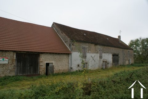 Te renoveren boerderij met schuren en land
