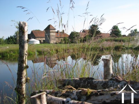 Karakteristiek huis met gastenverblijf en bijgebouwen
