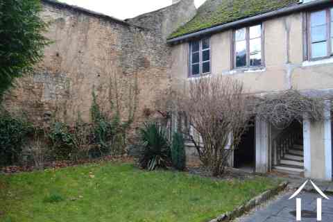 Dorpshuis met tuin in het historische centrum van Beaune