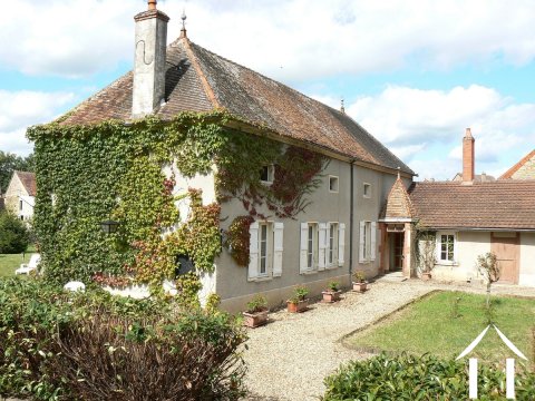 Lieflijke bungalow met mooie ommuurde tuin