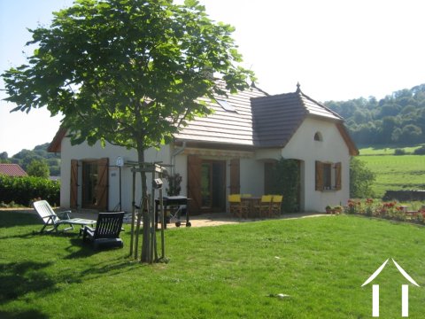 Moderne villa in wijndorp in de Jura 