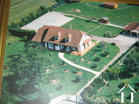 Landhuis, meer, zwembad en land.