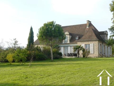 Herenhuis met 1 ha. grond