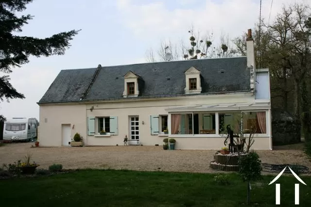 Het bezit ligt op het platteland met een aantal huizen in de buurt, maar niemand te dichtbij.