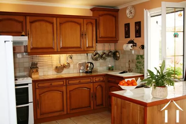De keuken is modern ingericht en de hoofdingang van het huis is via de serre bij de keuken