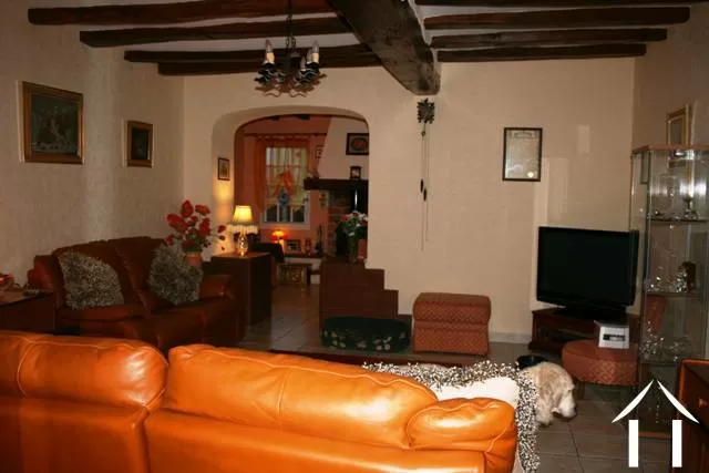 De lounge met erachter de alkoof (met open haard)