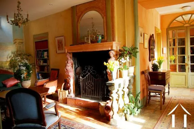 De ingang en lounge van de hoofdwoning 