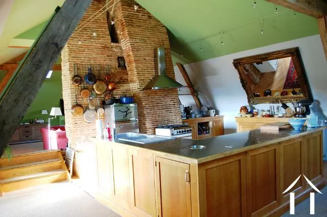 Het appartement voor de eigenaren op de bovenste verdiepign met veel ruimte door de open inrichting.