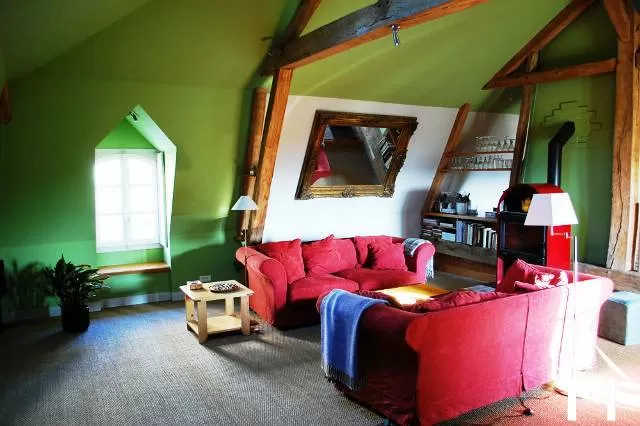 De bovenverdieping is 80m2 en het heeft een hoog plafond; het geeft een goed gevoel van ruimte!