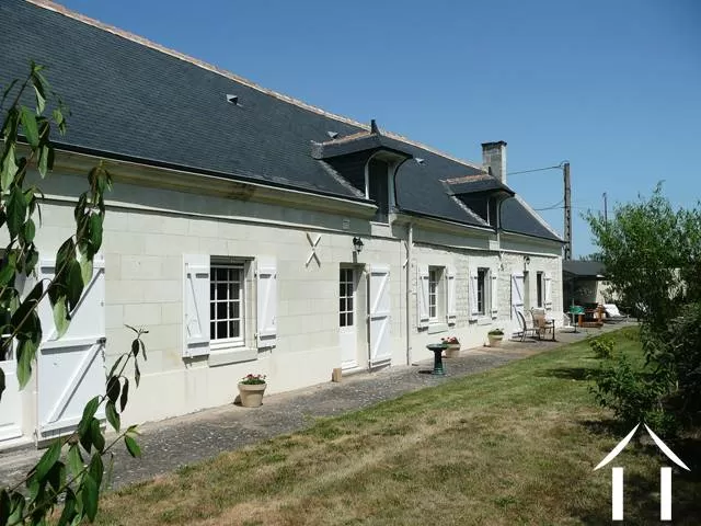 Bijna op de oever van de Loire rivier; in uitstekende staat van binnen en buiten en meteen te betrekken. Er zijn niet veel woningen zoals deze, vooral voor zo'n prijs!