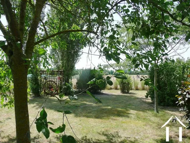 2000 m² prachtig aangelegde tuin met uitzicht op het open landschap met erachter het dorp.
