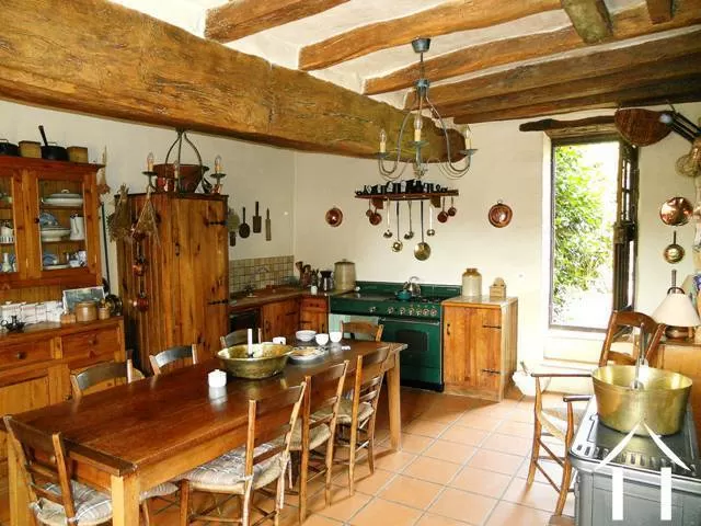 De familiewoning heeft veel traditionele details. Het middelpunt is de keuken met toegang tot de pinnenplaats en een privé eetterras en achtertuin.
