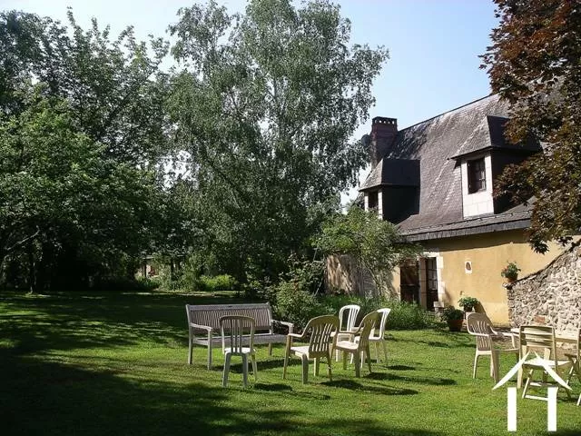 De cottage heeft ong. 780m2 mooi aangelegde  tuin. Er is gelegenheid om buiten privé te dineren en tegelijkertijd een zonnestraaltje mee te pakken.
