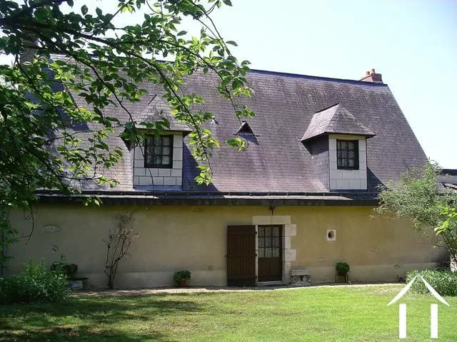 Het huis is klassiek gebouwd met een hoog, hellend Ardoise-leistenen dak en tuf-/kalkstenen-constructie (plaatselijke bouwstijl).