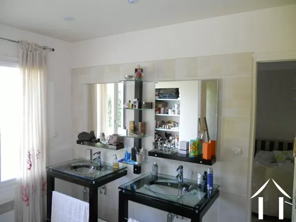Om een idee te geven van de moderne stijl: dit is de badkamer beneden; niet zichtbaar is de grote inloopdouche en aparte garderobe. 