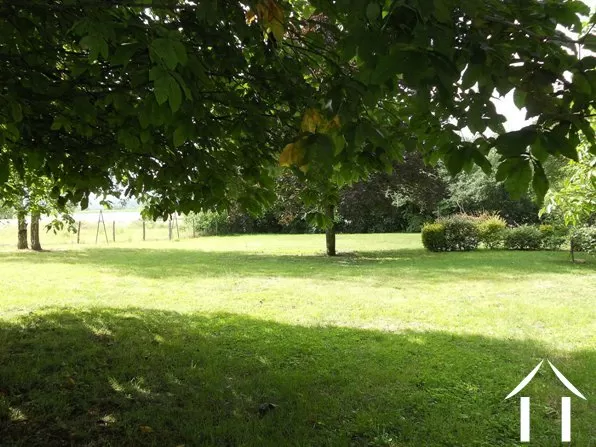 De tuin bestaat voornamelijk uit gras en heeft overal hoge bomen. Het geheel is omheind met hekken, bomen en heggen zodat het veilig is voor kinderen en honden.
