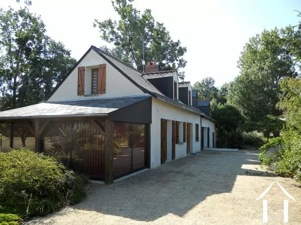 Het huis heeft een klassieke uitstraling met ardoise leistenen dak en dakkapellen. Het heeft moderne hardhouten kozijnen en dubbele beglazing door het hele pand. De renovatie is uitgevoerd met het idee de linkerzijde van het huis te kunnen afsplitsen en als gastenverblijf met aparte entree en terrassen met zicht op de tuin te kunnen gebruiken.