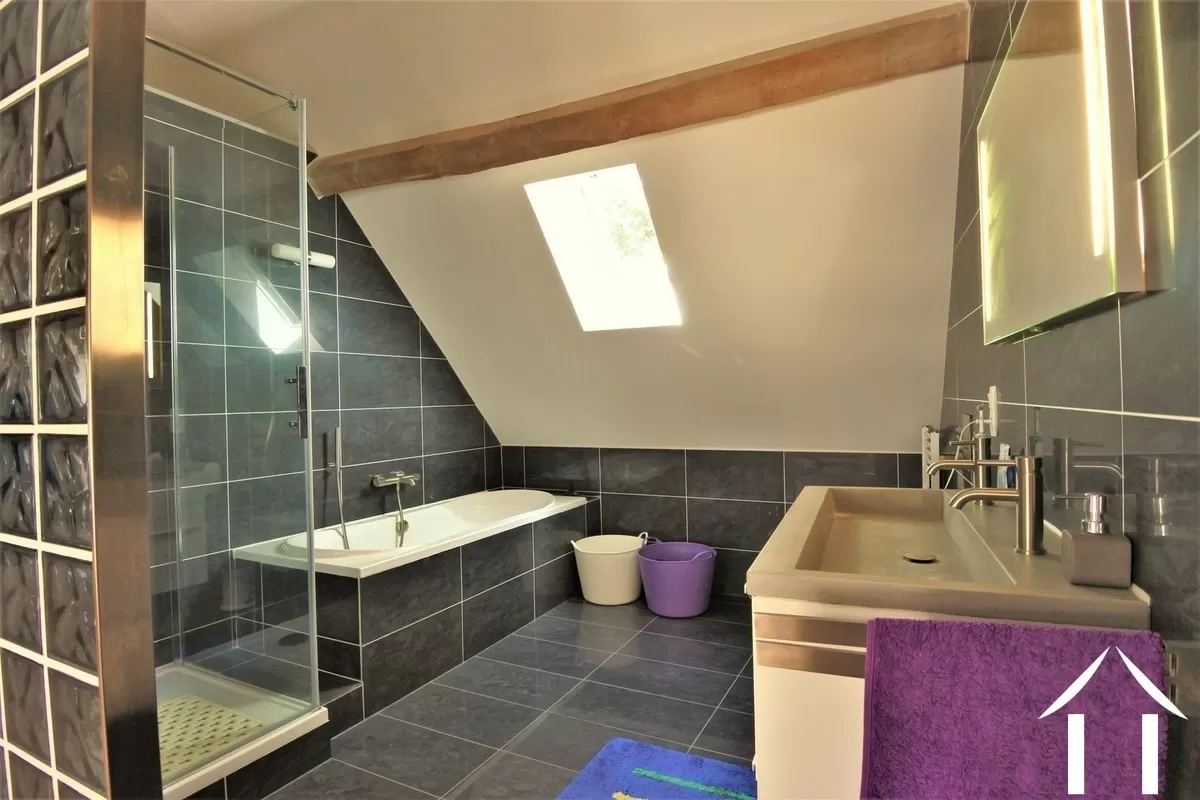 élégante salle de bain principale