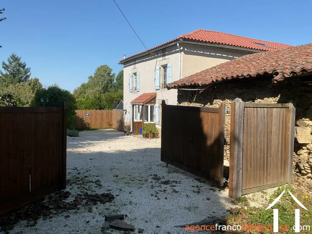 Woonhuis te koop chalus, auvergne, Li1010 Afbeelding - 1