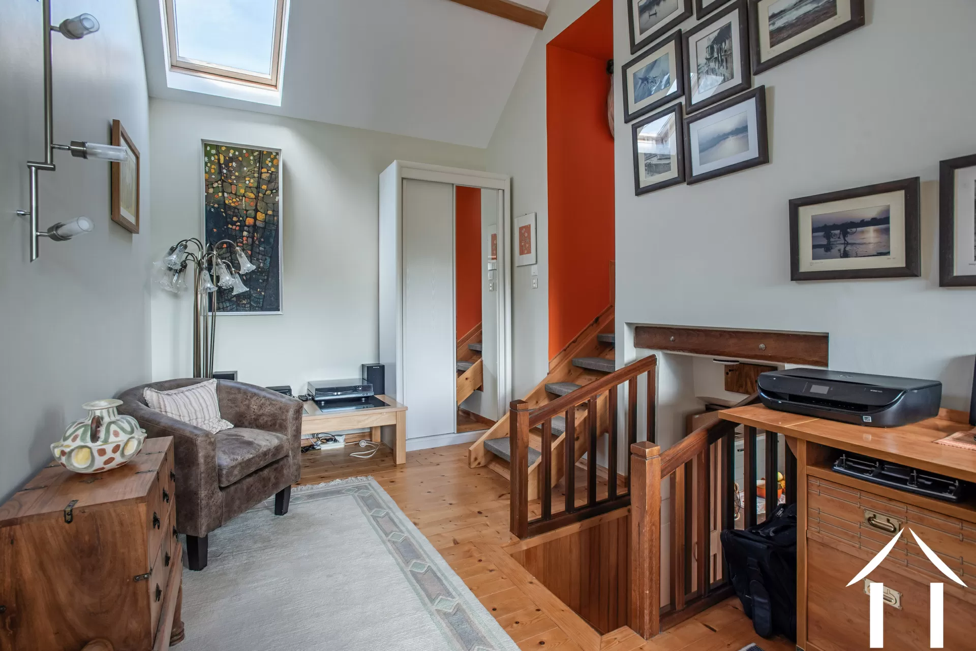 hall ay to salon and guest bedroom