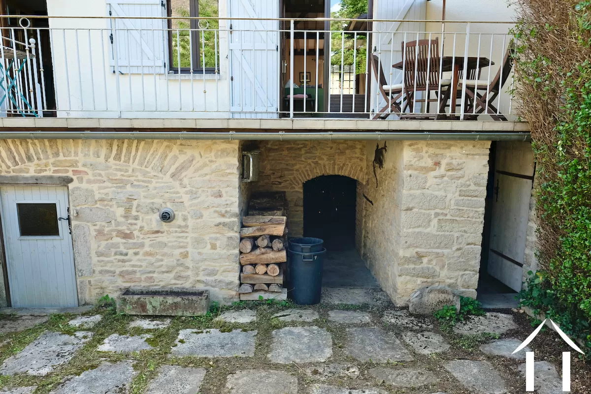 Onder het terras, toegang tot de kelder (links), tot de garage (midden), tot de opslagplaats voor tuingereedschap (rechts)