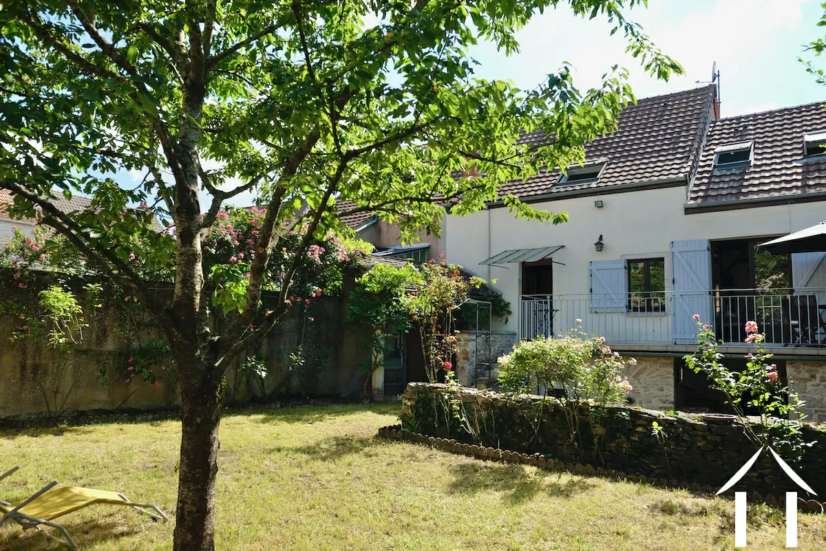 Huis gezien vanaf de onderkant van de tuin